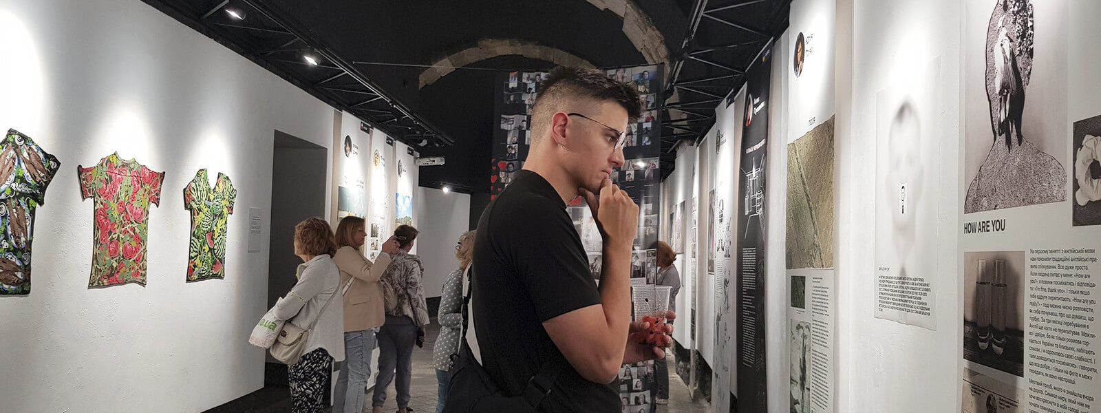 Мистецький спротив херсонців, або Виставка «Херсон inside/outside» як діалог на межі землі вільної та окупованої