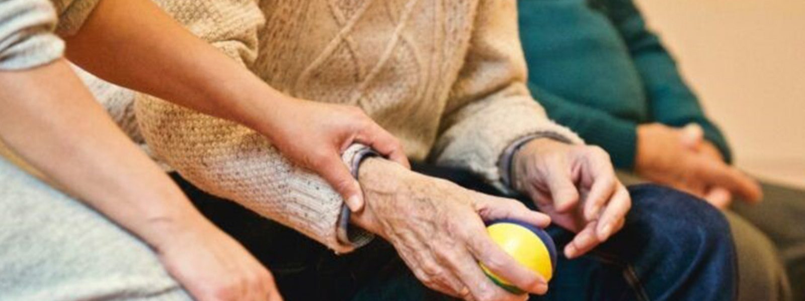 Кому призначають допомогу по догляду за особами, які цього потребують, та як її отримати під час війни. Інфографіка