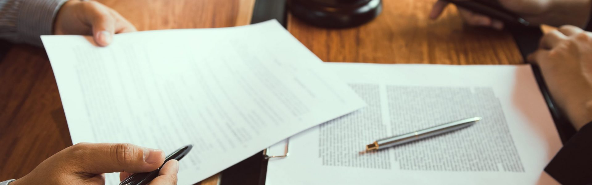 Хто крім нотаріуса має право посвідчувати заповіт